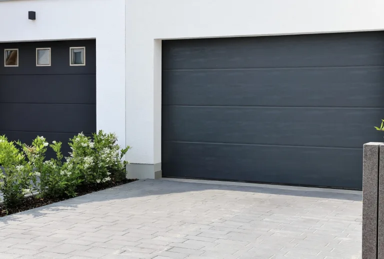 Comment bien choisir sa porte de garage ? Les critères à connaître avant de se lancer